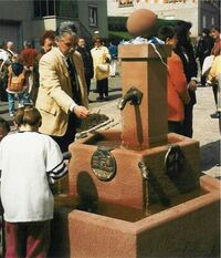 Dorfbrunnen in Weiersbach Entwurf, Gestaltung und Bronzeteile: Herbert He&szlig; (1997)